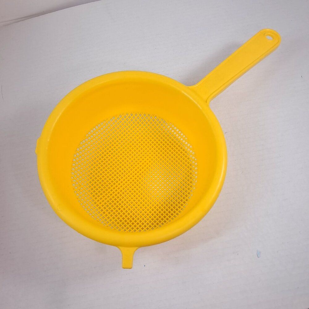 Vintage Action Ind Inc Yellow Plastic Colander Strainer Handle‎ Cheswick, PA